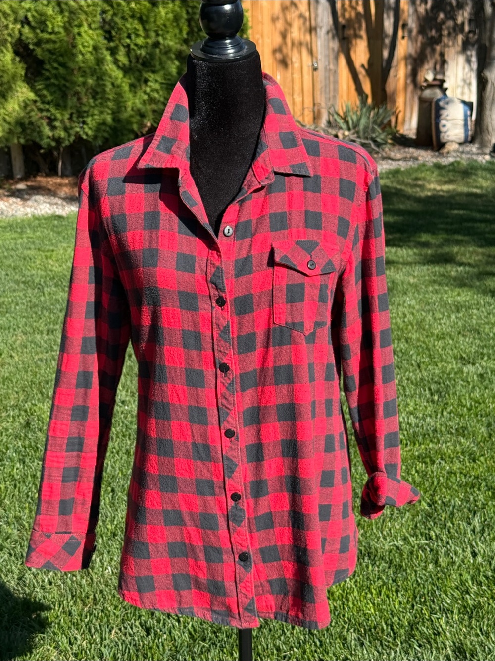 Red and Black Buffalo Plaid Button-Up fitted flannel Shirt (L)